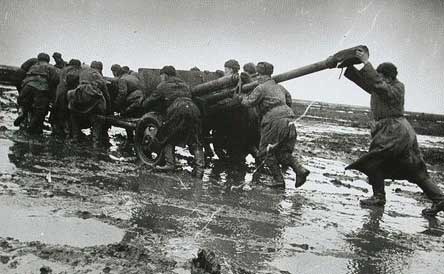 Russians moving artillery at Stalingrad
