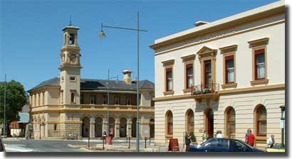 The main street of Beechworth with the post office and its clock tower, the old bank on the other corner now a shop specialising in gold sales